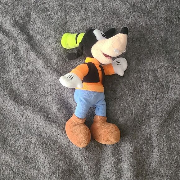 Disney Store with Tag “ Goofy “ Plush - Picture 1 of 3